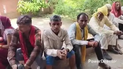मऊ: मऊ के पिपरौंड़ गांव में नाम के आगे सिंह लगाने पर वर्ग विशेष के लोगों ने 55 वर्षीय अधेड़ व्यक्ति की पीट-पीट कर हत्या की