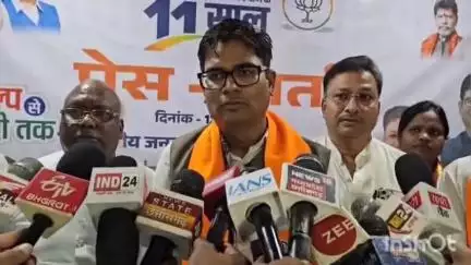 अंबिकापुर: भाजपा कार्यालय में प्रेस वार्ता के दौरान छत्तीसगढ़ की वित्त मंत्री ओपी चौधरी ने अहमदाबाद हादसे पर श्रद्धांजलि अर्पित की