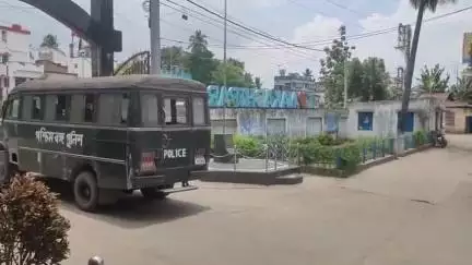 নাকাশিপাড়া: জমি সংক্রান্ত বিরোধের মারামারির অভিযোগে এক ব্যক্তিকে ভবানীপুর থেকে গ্রেফতার করে আদালতে পাঠানো হলো
