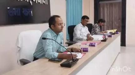 नवादा: नवादा के समाहरणालय परिसर में डीएम ने शिक्षा विभाग के साथ समीक्षा बैठक की, लापरवाही पर होगी कार्रवाई