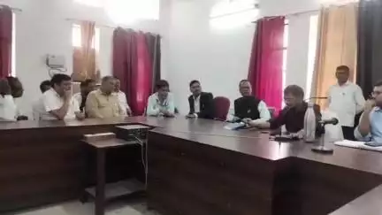 बेल्थरा रोड: कोर्ट संचालन के लिए एसडीएम की पहल पर तहसील में अधिवक्ता के साथ हुई अहम बैठक, न्यायालय संचालन पर सहमति बनाने का प्रयास