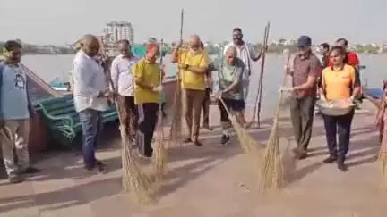 लाडपुरा: किशोर सागर की पाल पर नगर निगम अधिकारियों ने श्रमदान किया, वंदे गंगा जल संरक्षण जन अभियान के तहत हुआ आयोजन