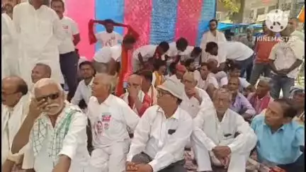 छपरा: छपरा शहर के नगर पालिका चौक पर कांग्रेस कार्यकर्ताओं का प्रदर्शन, एनडीए सरकार पर साधा निशाना