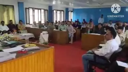 पिथौरागढ़: नगर निगम सभागार में जिलाधिकारी विनोद गोस्वामी ने पार्षदों के साथ की बैठक