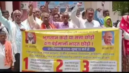 करौली: चिट फंड कंपनी से ठगी के शिकार जमाकर्ताओं ने कलेक्ट्रेट के बाहर किया प्रदर्शन, ADM को राष्ट्रपति के नाम सौंपा ज्ञापन