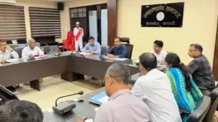 आदित्यपुर गम्हरिया: समाहरणालय के सभागार में उपायुक्त की अध्यक्षता में कृषि, पशुपालन और कई विभागों की समीक्षा बैठक की गई