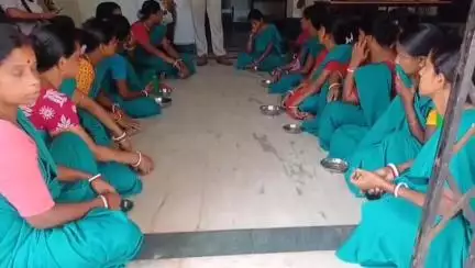 সোনামুড়া: পাঁচ মাস ধরে বন্ধ বেতন, মেলাঘর পৌর পরিষদের সামনে ধর্নায় বসলেন সাফাই কর্মীরা #jansamasya