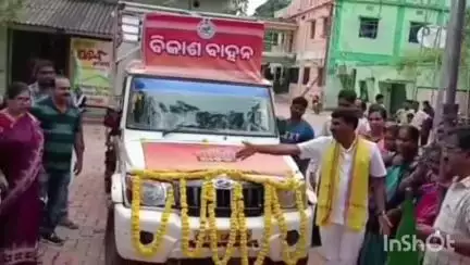 କୋଟପାଡ: କୋଟପାଡ଼ ବ୍ଲକ କାର୍ଯ୍ୟାଳୟରେ ବିକାଶ ବାହନ ରଥ ଶୁଭ ଉଦଘାଟନ କଲେ ବିଧାୟକ