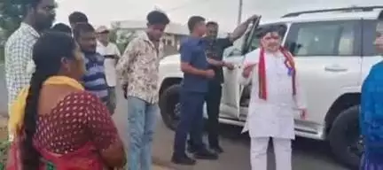 సిద్దిపేట అర్బన్: హుస్నాబాద్ నుండి సిద్దిపేట వెళ్తున్న మార్గంలో జరుగుతున్న ఉపాధి హామీ పనులను పరిశీలించిన మంత్రి పొన్నం ప్రభాకర్
