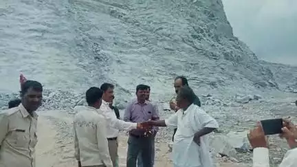 ಚಳ್ಳಕೆರೆ: ನಗರದ ರಿ ಸರ್ವೆ ನಂಬರ್ 260ರಲ್ಲಿ ಅಕ್ರಮ ಕಲ್ಲು ಗಣಿಗಾರಿಕೆ ಆರೋಪ, ಗಣಿ ಮತ್ತು ಭೂವಿಜ್ಞಾನ ಇಲಾಖೆ ಅಧಿಕಾರಿಗಳಿಂದ ಪರಿಶೀಲನೆ