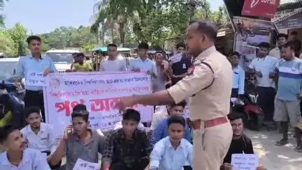 নাৰায়ণপুৰ: নাৰায়ণপুৰত নাৰায়ণপুৰ-বিহপুৰীয়া ৰাজ্যিক ঘাইপথ অবৰোধ কৰি পথ নিৰ্মাণৰ দাবীত মাধৱদেৱ বিশ্ববিদ্যালয় ছাত্র সমাজৰ প্ৰতিবাদ