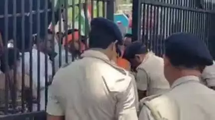 गोलमुरी-सह-जुगसलाई: साकची थाने में जनसुविधा मंच ने उग्र प्रदर्शन किया, पुलिस पर लगाए गंभीर आरोप
