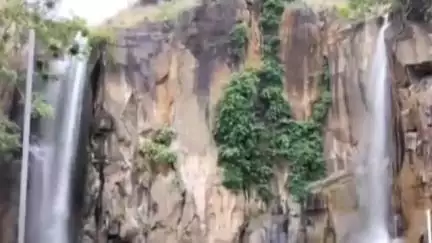 ऐतिहासिक प्रसिद्ध कपिलधार धबधबा ओसांडून लागला वाहू; देवस्थान ट्रस्टकडून खबरदारीचे आवाहन