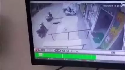 छिंदवाड़ा नगर: रामबाग में ट्रैक्टर अनियंत्रित होकर बाइक सवारों से भिड़ा, सीसीटीवी में कैद हुई घटना