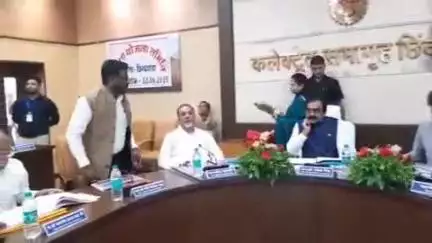 छिंदवाड़ा नगर: कलेक्टर कार्यालय में प्रभारी मंत्री राकेश सिंह ने ली ज़िला योजना समिति की बैठक