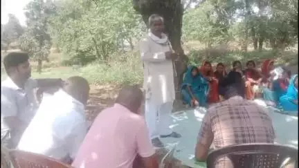 रंका: भारत सरकार के कृषि मंत्री के निर्देश पर सोनदाग पंचायत के हुरदाग गांव में किसानों को किया जा रहा जागरूक