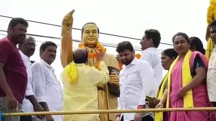భీమడోలులో సుపరిపాలనకు ఏడాది సంబరాలు, పాదయాత్ర చేపట్టిన ఎంపీ పుట్టా, ఎమ్మెల్యే ధర్మరాజు, అప్కాబ్ ఛైర్మన్ గన్ని