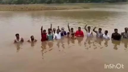 चिखलदरा: बच्चु कडू यांच्या अन्नत्याग आंदोलनाच्या समर्थनार्थ प्रहार पक्षाचे गरजधरी धरणात जल समाधी आंदोलन