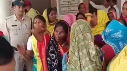 सिवनी: साजपानी गांव में शराबबंदी को लेकर महिलाओं ने कलेक्टर को सौंपा ज्ञापन