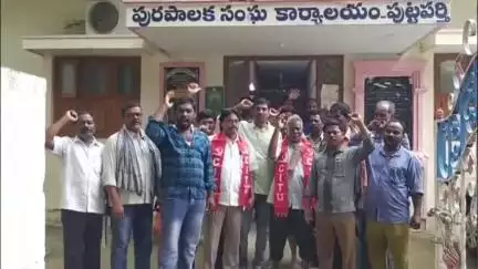 ఇంజినీరింగ్ కార్మికుల సమస్యలు పరిష్కరించాలని పుట్టపర్తి మున్సిపల్ కార్యాలయం ఎదుట ఆందోళన