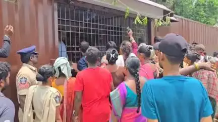 శ్రీకాకుళం: జడ్పీ పాఠశాలలో రాత్రికి రాత్రే కంటైనర్‌లో ఓపెన్ చేసిన వైన్ షాప్‌ని అడ్డుకున్న ఈదుపురంగ్రామస్తులు #localissue