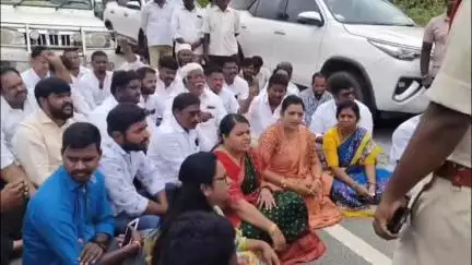 చలో పేరూరు కార్యక్రమాన్ని అడ్డుకున్న పోలీసులు, ఆందోళనకు దిగిన మాజీ మంత్రి ఉష శ్రీచరణ్