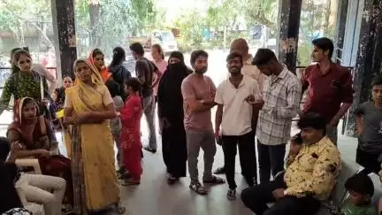 मंदसौर: नई आबादी के कमला नेहरू आधार केंद्र में आधार कार्ड अपडेट कराने के लिए उमड़ी भीड़, केंद्र बढ़ाने की हुई मांग