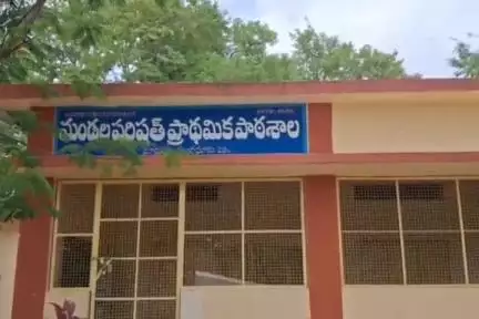 పుంగనూరు: మార్లపల్లి పాఠశాలను గ్రామంలోనే కొనసాగించాలని నిరసన తెలిపిన విద్యార్థుల తల్లిదండ్రులు #localissue