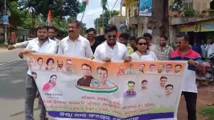 ଢେଙ୍କାନାଳ ସଦର: ଜିଲ୍ଲା ପରିବହନ କାର୍ଯ୍ୟାଳୟରେ ଛାତ୍ର କଂଗ୍ରେସ ପକ୍ଷରୁ ରାଜ୍ୟପାଳଙ୍କ ଉଦ୍ଦେଶ୍ୟରେ ଆରଟିଓଙ୍କୁ ଦାବିପତ୍ର ପ୍ରଦାନ