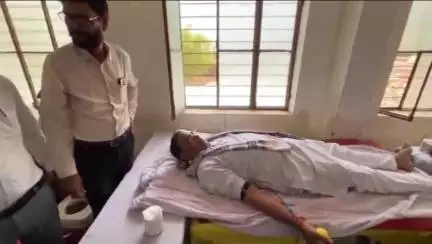 सपोटरा: पूर्व प्रधान कमली देवी मीना की पुण्यतिथि पर बालोती में रक्तदान शिविर में विधायक हंसराज मीना ने किया रक्तदान