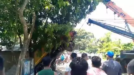 পূব ডিব্ৰুগড়: বিশ্ববিদ্যালয়ৰ সমীপত ৰাষ্ট্ৰীয় ঘাইপথত ভয়ংকৰ পথ দুৰ্ঘটনা, চুপাৰে মহটিয়াই লৈ গ'ল এখন ডাম্পাৰ, আহত দুজন লোক