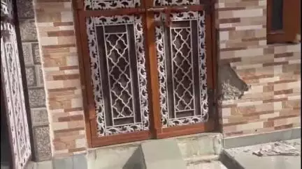 लाडपुरा: बालाकुंड इलाके में बदमाशों ने मकान पर पथराव कर खिड़की-दरवाजे तोड़े, महिला के सिर पर लगा पत्थर