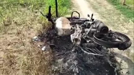 प्रतापगढ़: भाटी खुर्द गांव में झटका मशीन के तार की चपेट में आई बाइक में लगी आग, युवक झुलसा