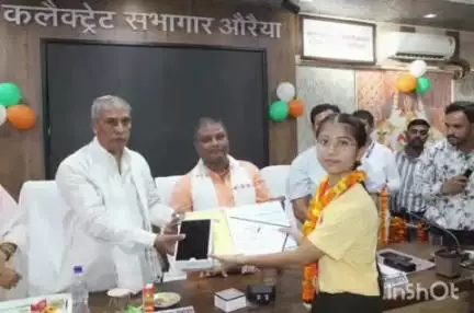 औरैया: जनपद एवं प्रदेश में टॉप 10 में आए हाईस्कूल के 9 और इंटरमीडिएट के 10 छात्रों को किया गया सम्मानित, मिली ₹21 हजार की चेक