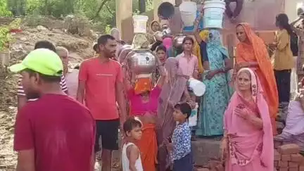 वैर: गांव निठार में पेयजल किल्लत से परेशान ग्रामीणों ने किया प्रदर्शन