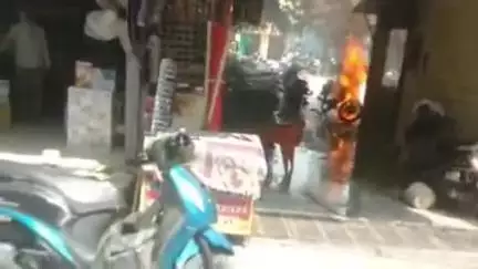 झांसी: मानिक चौक बाजार के दयासागर कंपाउंड की पार्किंग में शॉर्ट सर्किट से 2 बाइकों में लगी भीषण आग