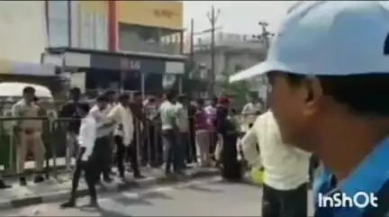 एत्मादपुर: टेढ़ी बगिया में पानी की 1-1 बूंद को तरसी महिलाएं, आगरा अलीगढ़ हाईवे पर खाली बर्तन किया जाम,प्रशासन को चेताया
#jansamasya