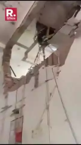 Ahemdabad Plane Crash : डॉक्टर्स के हॉस्टल पर एयर इंडिया का विमान गिरा, हादसे में 15 घायल...राहत कार्य जारी
#AhmedabadPlaneCrash #BJMedicalCollege #airi