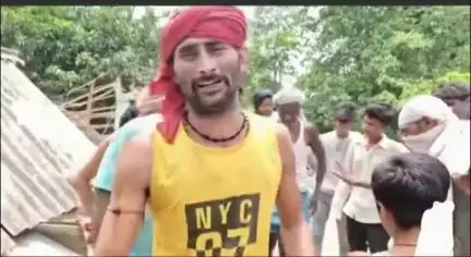 मुजफ्फरपुर जिला के कटरा प्रखंड के जजुआर मध्य पंचायत के हाईस्कूल के पास पुलिस की गाड़ी ने दो स्कूली बच्चे को ठोका