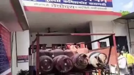 लंका क्षेत्र में अवैध गैस रिफिलिंग करने वालों के यहां छापा, 35 सिलेंडर किए गए बरामद