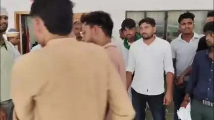 कासगंज: ज़खेरा महेशपुर में जर्जर हालत में सड़क, ग्रामीणों ने कलेक्ट्रेट पर प्रदर्शन कर एसडीएम को दिया ज्ञापन #jansamasya