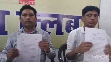 गोरखपुर: सिकरीगंज के रहने वाले पीड़ित ने प्रेस वार्ता के दौरान मदरसा अरबिया शमसूल ओलूम के प्रबंधक पर गंभीर आरोप लगाए