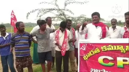 మహబూబాబాద్: పొలాలకు వెళ్లేందుకు రోడ్డు లేక బీడ్లుగా మారుతున్న వ్యవసాయ భూములు, బలపాలలో రైతులతో కలిసీ సీపీఐ నిరసన #localissue