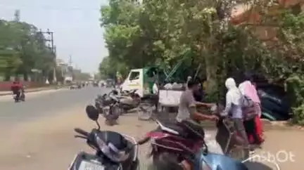आगरा: सेंट्रल पार्क के पास तेज रफ्तार कार नाले में गिरी, चालक को सुरक्षित निकाला गया बाहर