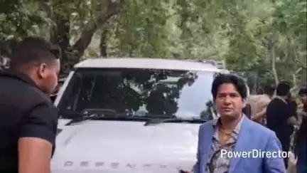 नैनीताल: डेढ़ करोड़ की कार बीच सड़क पर खराब हुई, जाम लगने पर पुलिस ने की कार्रवाई