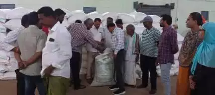 బత్తలపల్లి మండలంలో సబ్సిడీ వేరుశనగ విత్తన కాయలను రైతులకు అందించిన కూటమి నాయకులు.