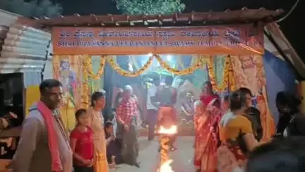 ದೇವನಹಳ್ಳಿ: ಕೆಂಪೇಗೌಡ ಸರ್ಕಲ್ ನಲ್ಲಿರುವ ದೇವಾಲಯದ ಸಮೀಪ ಮದ್ಯದ ಅಂಗಡಿ ತೆರೆಯುತ್ತಿದ್ದಾರೆ ಎಂಬ ಆರೋಪ ಭಕ್ತಾಧಿಗಳಿಂದ ಮದ್ಯದ ಅಂಗಡಿ ತೆರೆಯದಂತೆ ಒತ್ತಾಯ