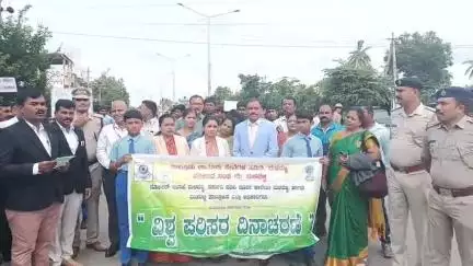 ಮಳವಳ್ಳಿ: ಪಟ್ಟಣದಲ್ಲಿ ತಾಲ್ಲೂಕು ಕಾನೂನು ಸೇವೆಗಳ ಸಮಿತಿ ವಕೀಲರ ಸಂಘ ಹಾಗೂ ವಿವಿಧ ಇಲಾಖೆಗಳ ವತಿಯಿಂದ ವಿಶ್ವ ಪರಿಸರ ದಿನಾಚರಣೆ