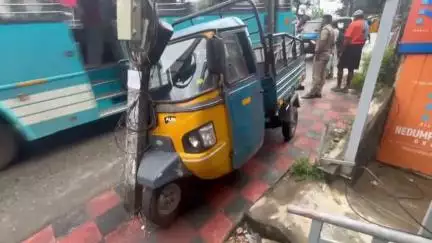 ഇടുക്കി: കട്ടപ്പന പുതിയ ബസ് സ്റ്റാൻഡിന് സമീപം നടപ്പാതയിലേക്ക് പെട്ടി ഓട്ടോ പാഞ്ഞ് കയറി 2 പേർക്ക് പരിക്ക്, സിസിടിവി ദൃശ്യം