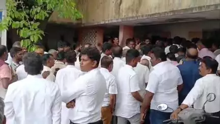 பொள்ளாச்சி: பொள்ளாச்சி பாலியல் வழக்கில் தீர்ப்பு வழங்கப்பட்ட நிலையில், குற்றவாளிகளை கைது செய்ய வலியுறுத்தி போராடிய திமுகவினர் 15 பெண்கள் உட்பட  90 பேருக்கு சம்மன்